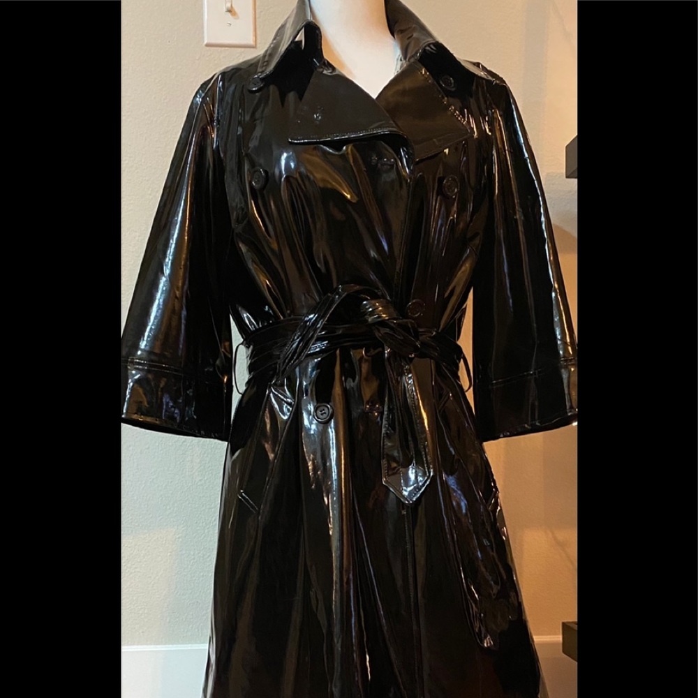 Vintage 90”s black vinyl trench coat with tie. size S/M